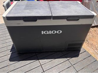 Igloo cooler 83 quart read description