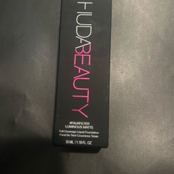HUDA BEAUTY - Liquid Foundation
