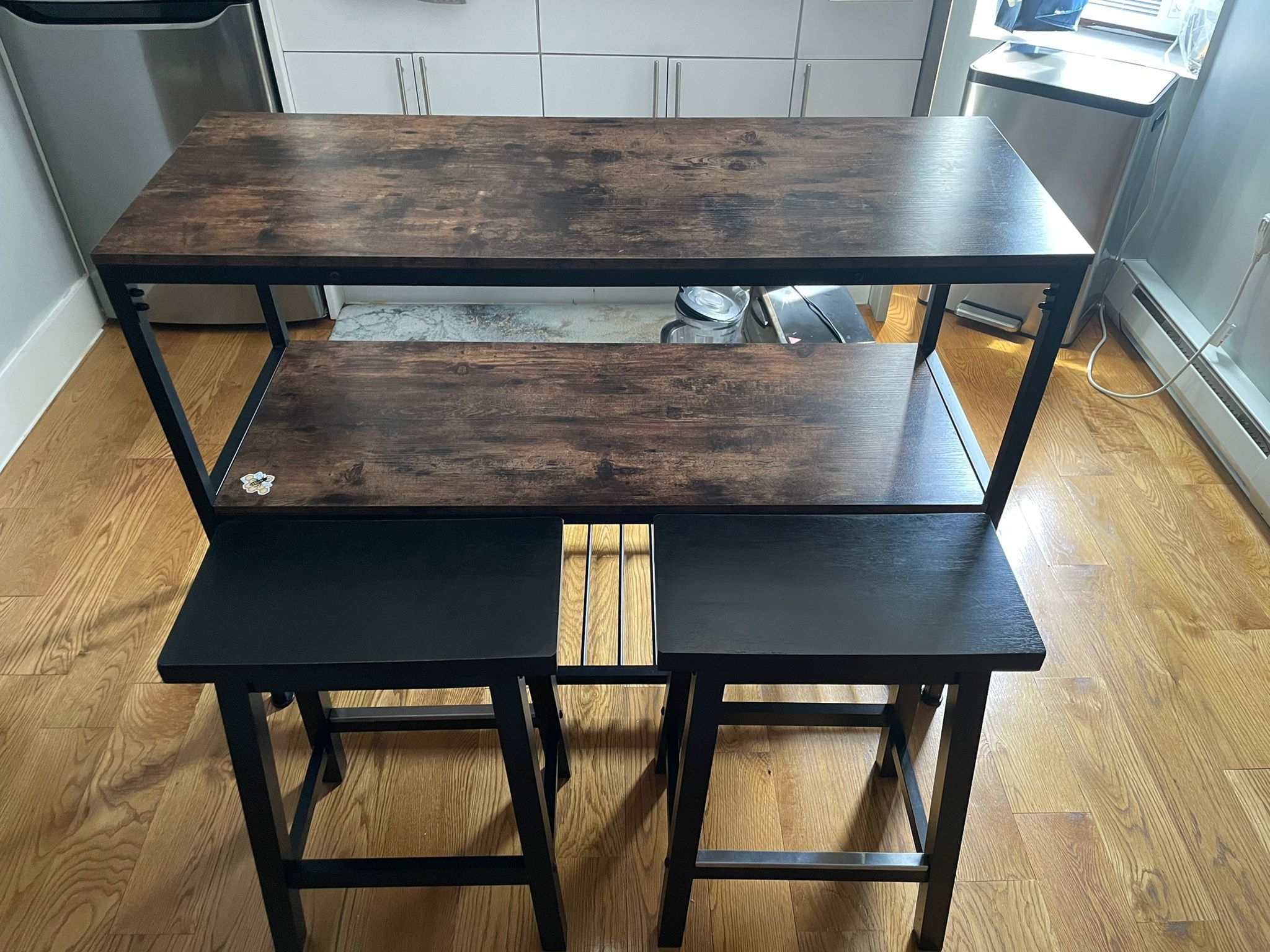 Hi- Top With 2 Stools