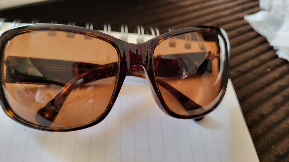 LENTES COACH ORIGINALES NO ESTAN RAYADOS LIMPIOS BUENAS CONDICIONES. KON SU ESTUCHE...ESTOY EN PANORAMA CITY