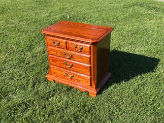 Restored Thomasville Traditional Red Oak Nightstand