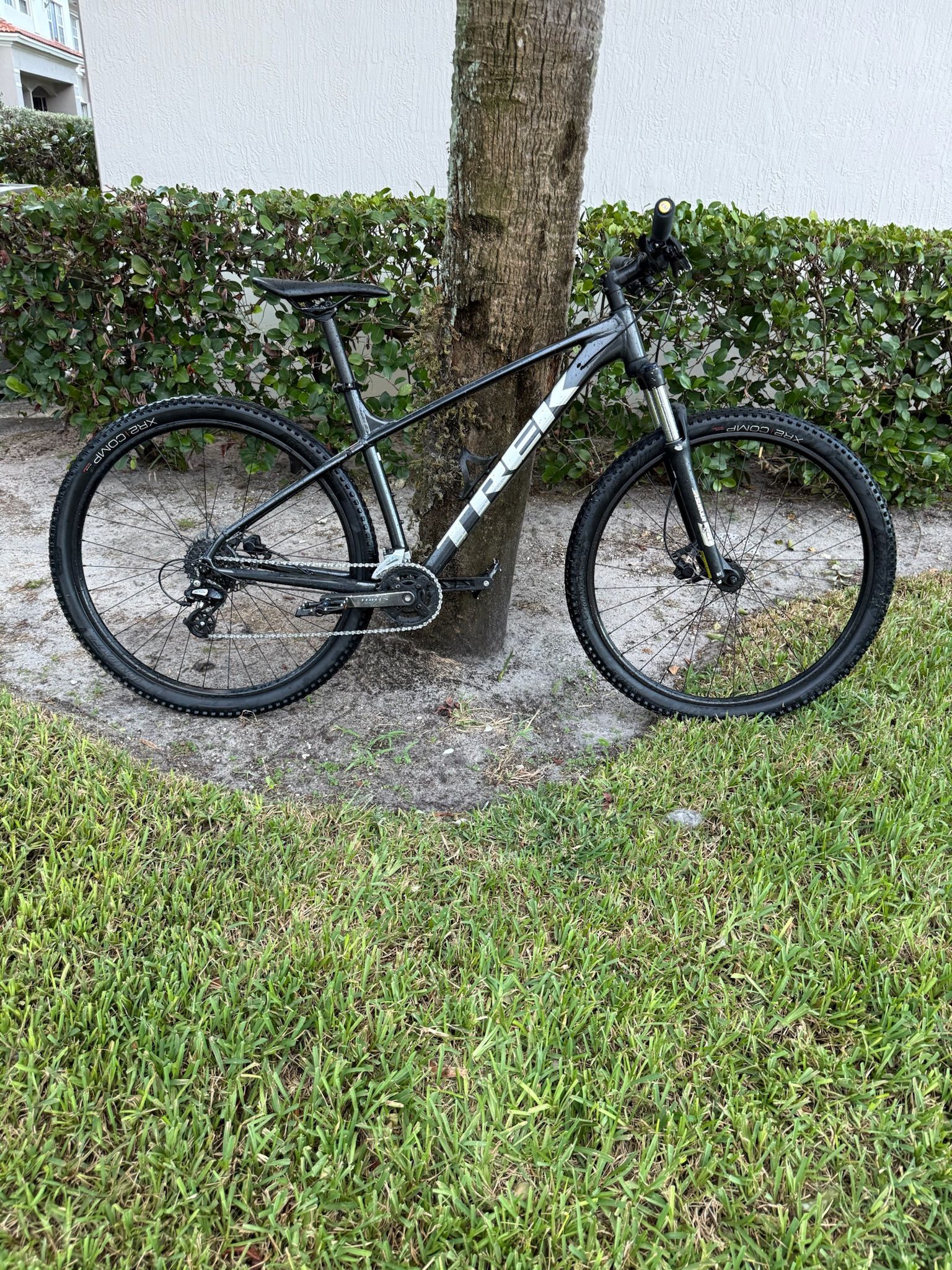 Trek Marlin 5 large frame 29 inch wheel hydraulic disc brakes