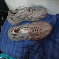 Yeezy Shoez