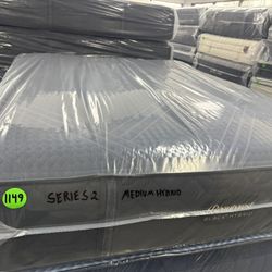 QUEEN SIZE SIMMONS BEAUTYREST BLACK SERIES 2 (MEDIUM) HYBRID MATTRESS & BOX SPRING BED SET