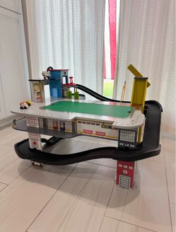 KidKraft Freeway Frenzy Raceway Set And Table