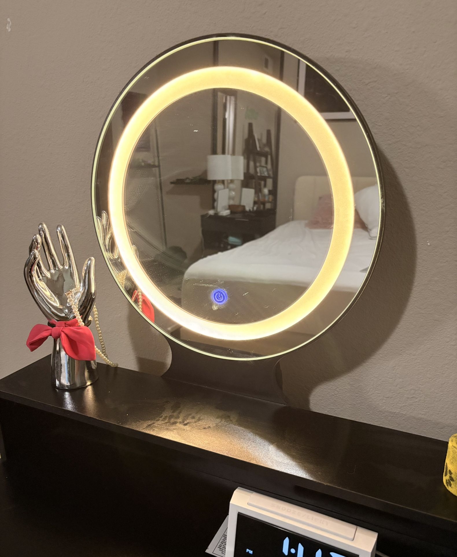 Make Up Vanity With Different Light Shades