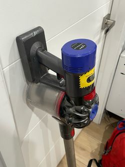 Dyson V7 Motorhead Cordless Vacuum + Wall Mount