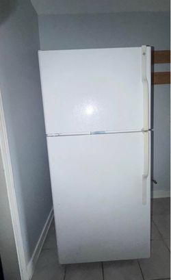 White GE Top Freezer Refrigerator – Clean & Works Great