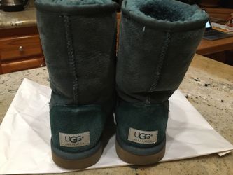 Size 7 Woman’s Ugg Boots. Used but still in great shape. Teal.