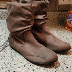 Boot/shoe Womens 7(New)