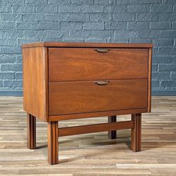 Single Mid-Century Modern Walnut Night Stand by Bassett Furniture, c.1960's - Delivery Available 