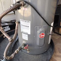 Water Heater     Calentón Eléctrico De 10 Galónes. En Buenas Condiciones Seminuevo 