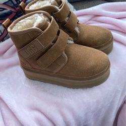 $25 Kids Uggs Size 1 Like New 