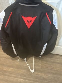 Chamarra Para Motorcycle De Piel Casi Nuevas La Roja Size L Y La Negra M $100 Cada Una O Puede Ofrecer