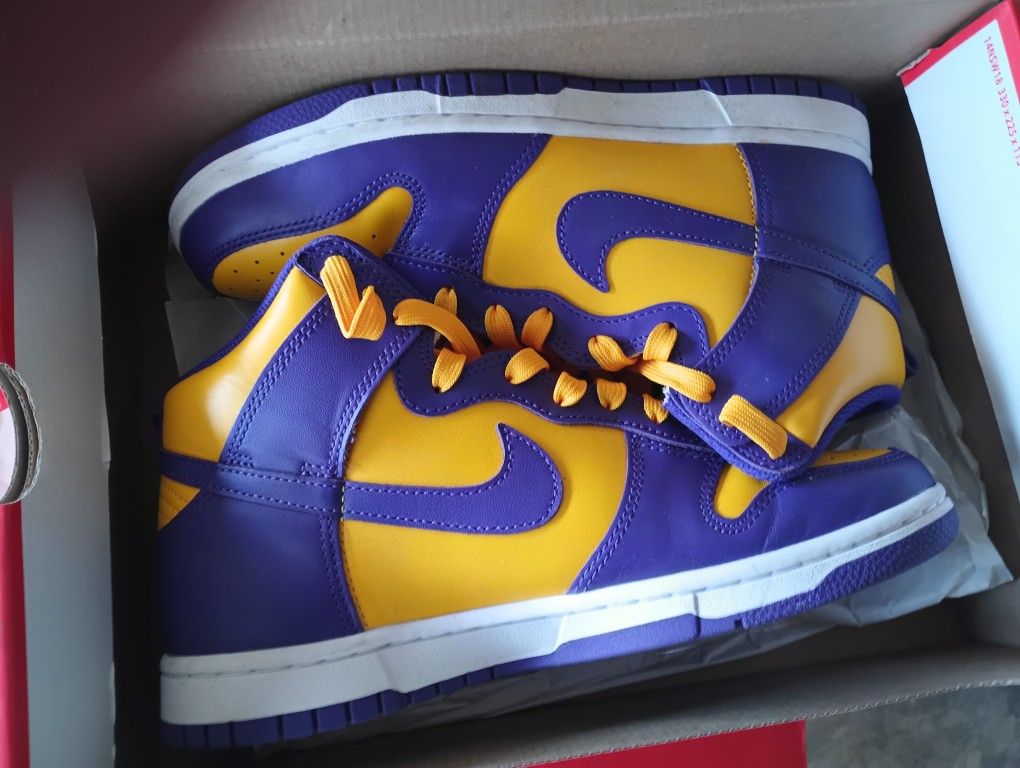 Women's Nikes Size 9