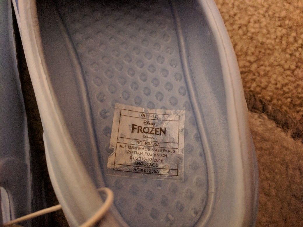 l respond between the hours of 10 am-10:00pm only !!!!Brand new Disney Frozen clogs for little girls