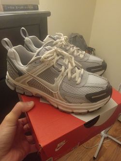 Nike vomero 5  size 4