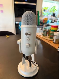 Yeti blue mic (white)