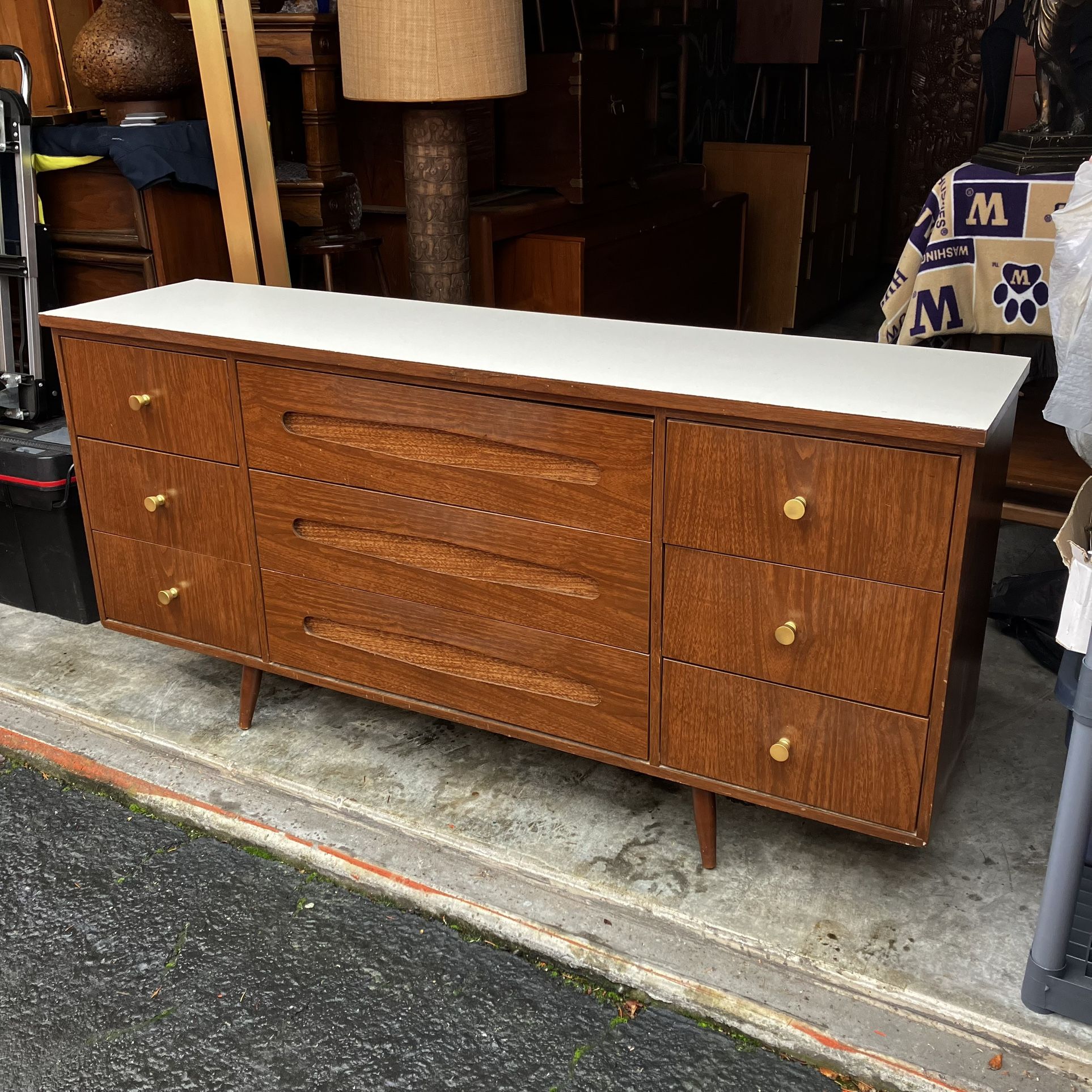 Mid Century Modern 9 Drawer Dresser Good condition