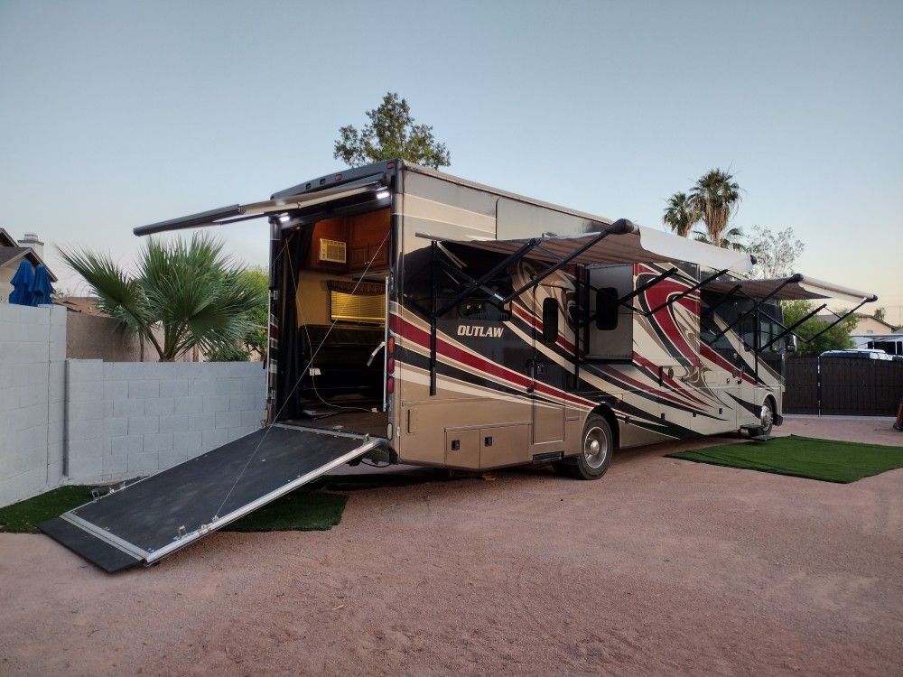 2016 Thor Outlaw 37RB Motorhome With Toy hauler Garage