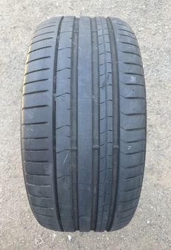Pirelli 275/35/22   (1) Tire