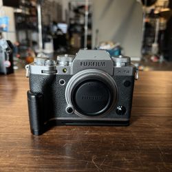 Fujifilm XT-4 w/ Smallrig Battery Bank & Base Plate with Added Grip