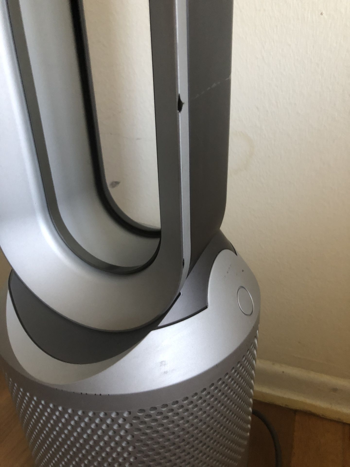 Dyson Pure Hot And Cool HEPA Air Purifier Fan And Heater With Remote, HP01.   Item is in used - good condition .   40 percent of filter life left .   