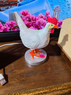 Chicken lamp with egg light bulb