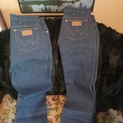 Mens wrangler jeans 936DEN 2 pair 33x33 and 33 https://offerup.com/redirect/?o=MzIuTmV3!