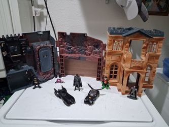 Wayne Manor Batcave,  and small  Batman action figures. good condition.  Collectible.