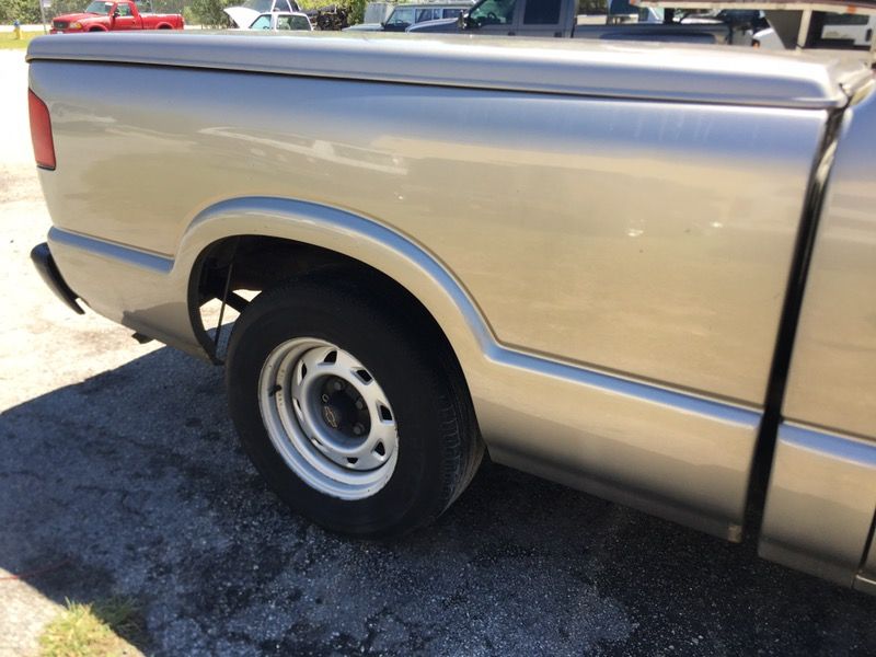 94-04 6 ft short bed Chevy S10 truck Sonoma pewter w/ tailgate nice & clean