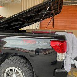 Undercover LUX One-piece Tonneau Cover 6.5’ For Toyota Tundra Or Similar Full Size Truck, Great Condition