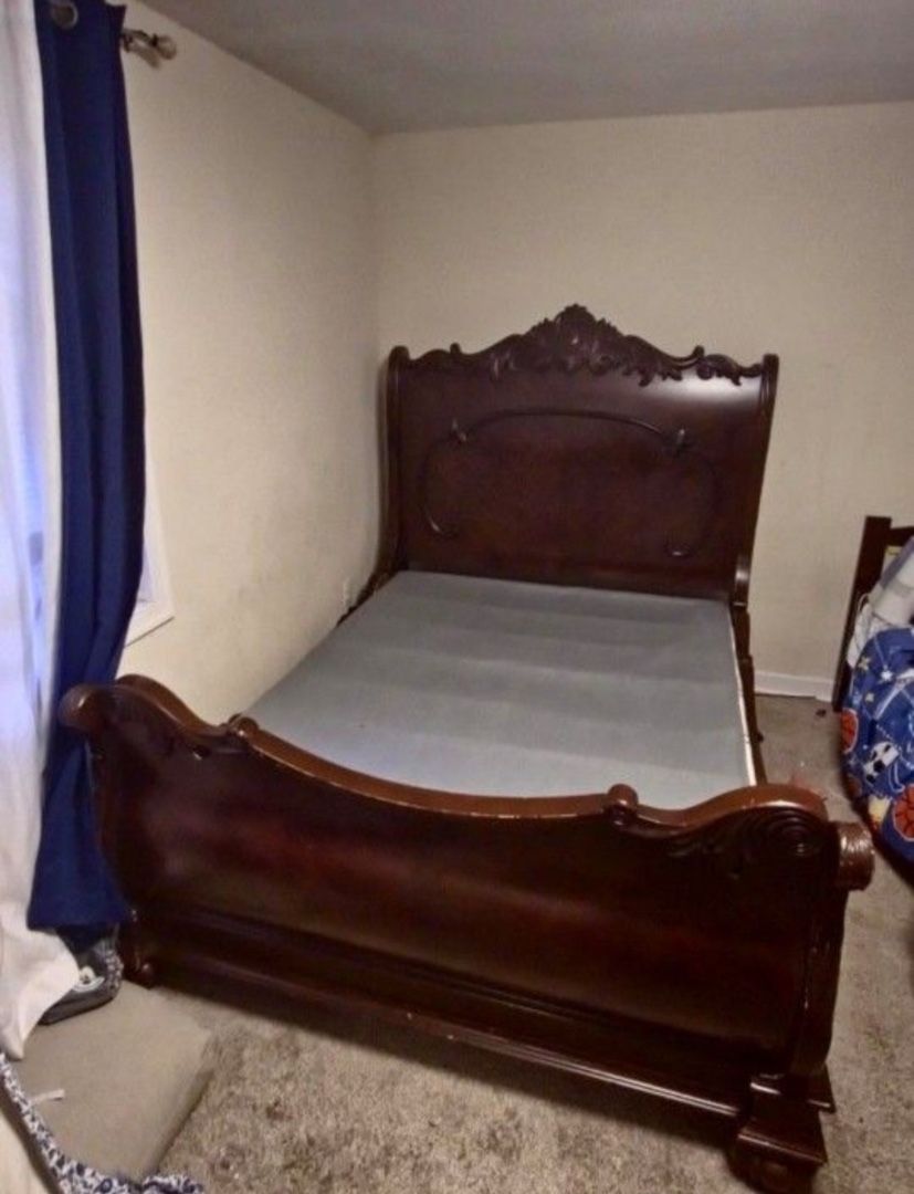 Gently Used Antique-Style Queen Bedroom Set - Solid Wood Bed, Dresser with Mirror, and a lamp table