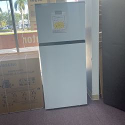 Refrigerator White Top And Bottom New Open Box And 1 Year Warranty 