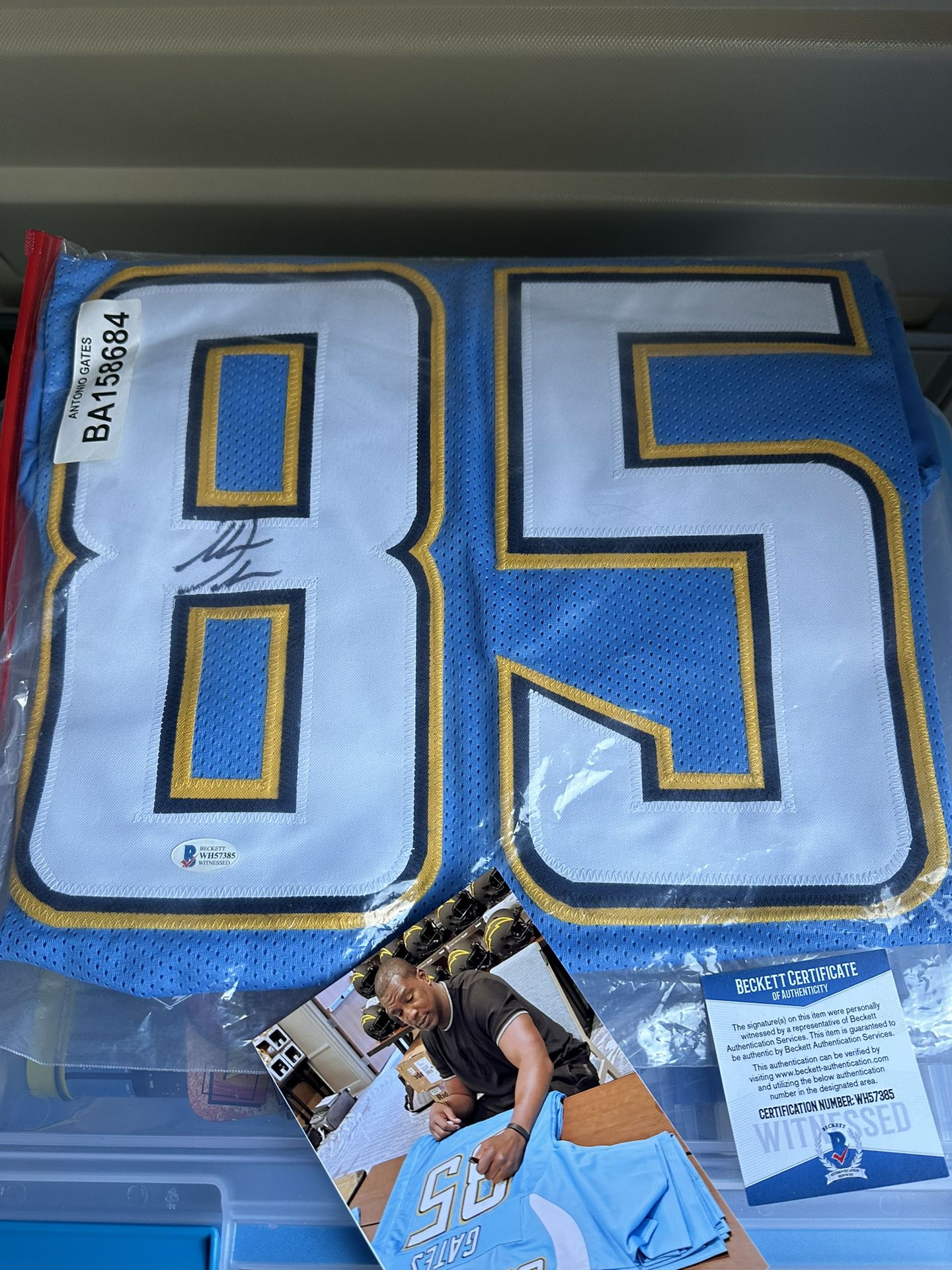 Antonio Gates signed Chargers custom jersey with Beckett COA And Picture Of Him Signing