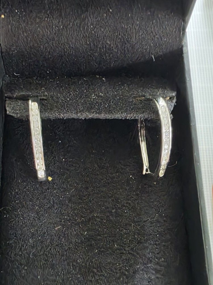 10k Gold Diamond Earings