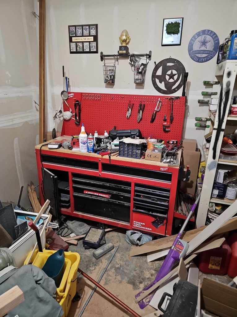 61" Milwaukee Tool Bow With Peg Board