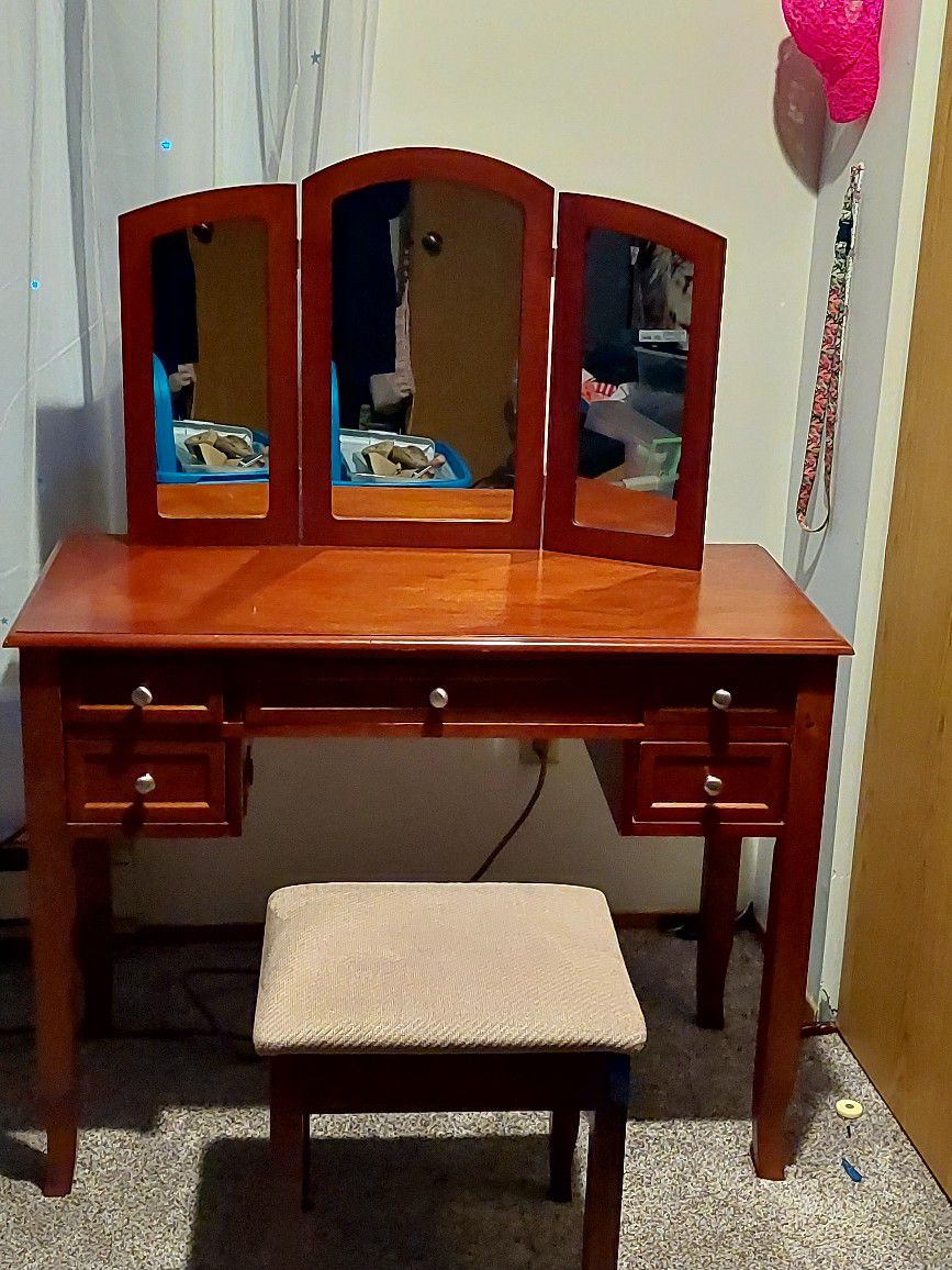 Vanity w/ Seat And Folding Mirror. Has Plug In Undermneath On Left Side, With 2 USB Plug Ins As Well .