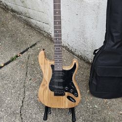 Electric Guitar With Bag And Accessories 