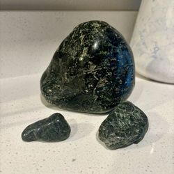 Nephrite Boulder And Stones For Lapidary 