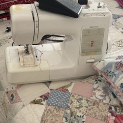 KENMORE Sewing Machine + Case