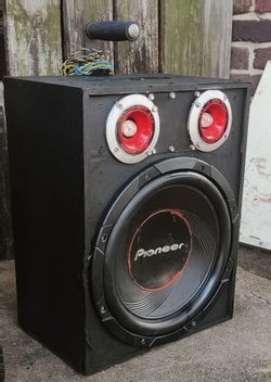 Pioneer  single coil for entertainment system  4 ohm 12-in 400 w woofer in the box it sounds really nice