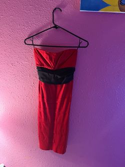 Short red dress with thick material ( vestido cortó rojo de material grueso )