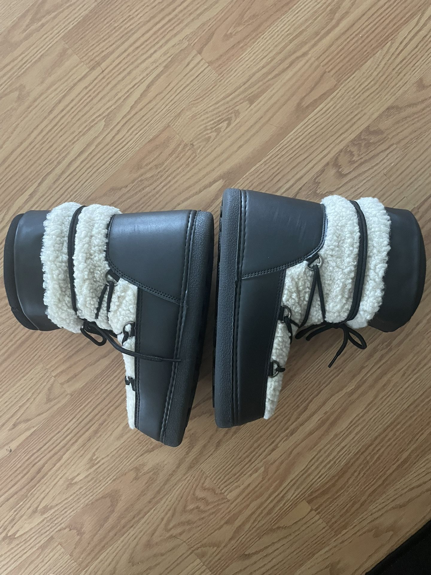 Mens Size 9 Fur Boots 60$