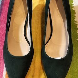 Size. 8M Nine West Dark Green Low Heels 