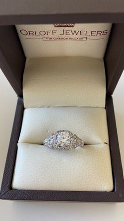 Diamond halo engagement ring