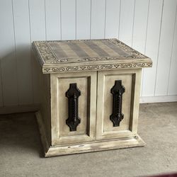 Vintage 1971 wooden accent end table / cabinet with doors