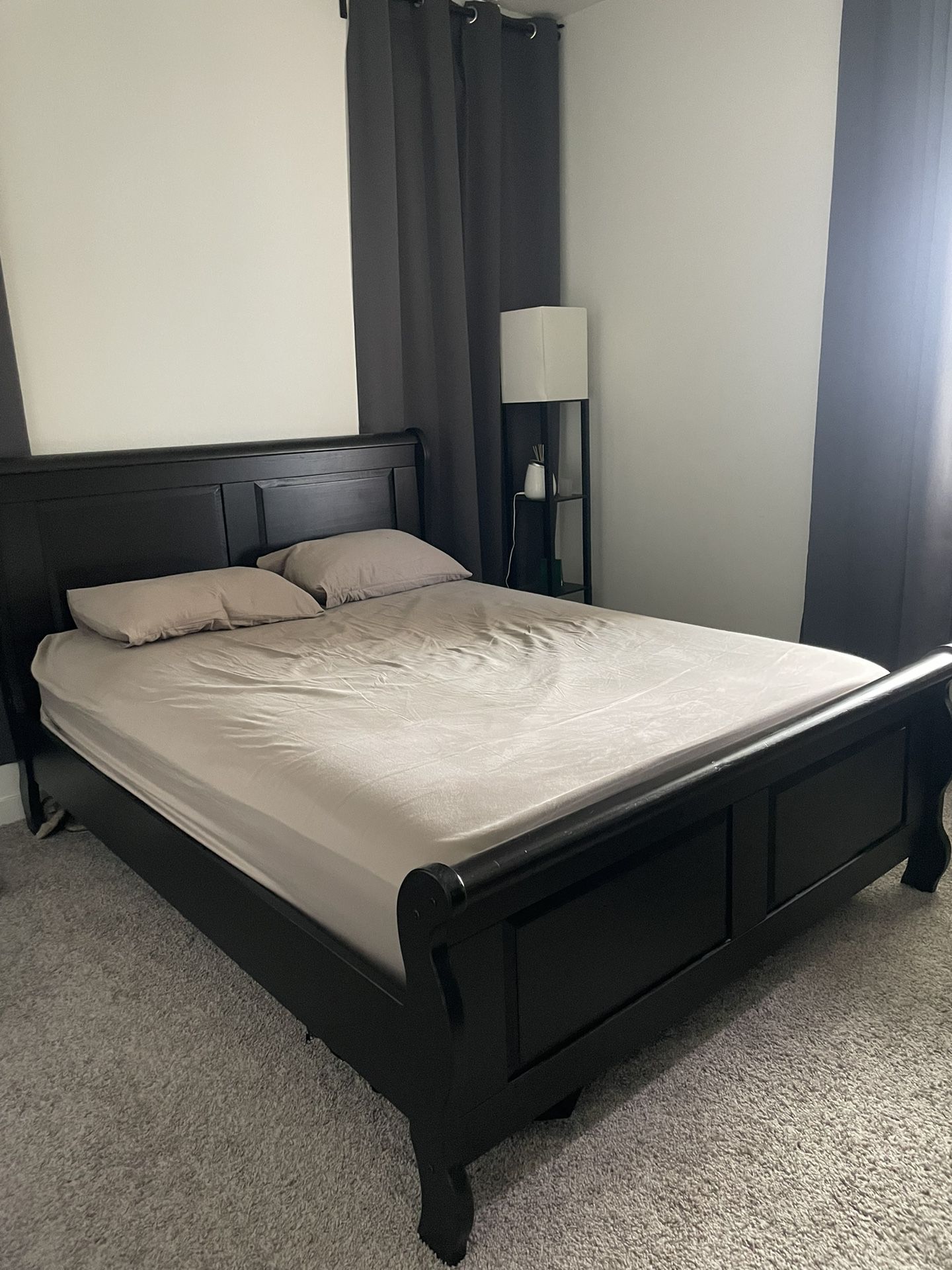 Complete Queen Bed $180 OBO