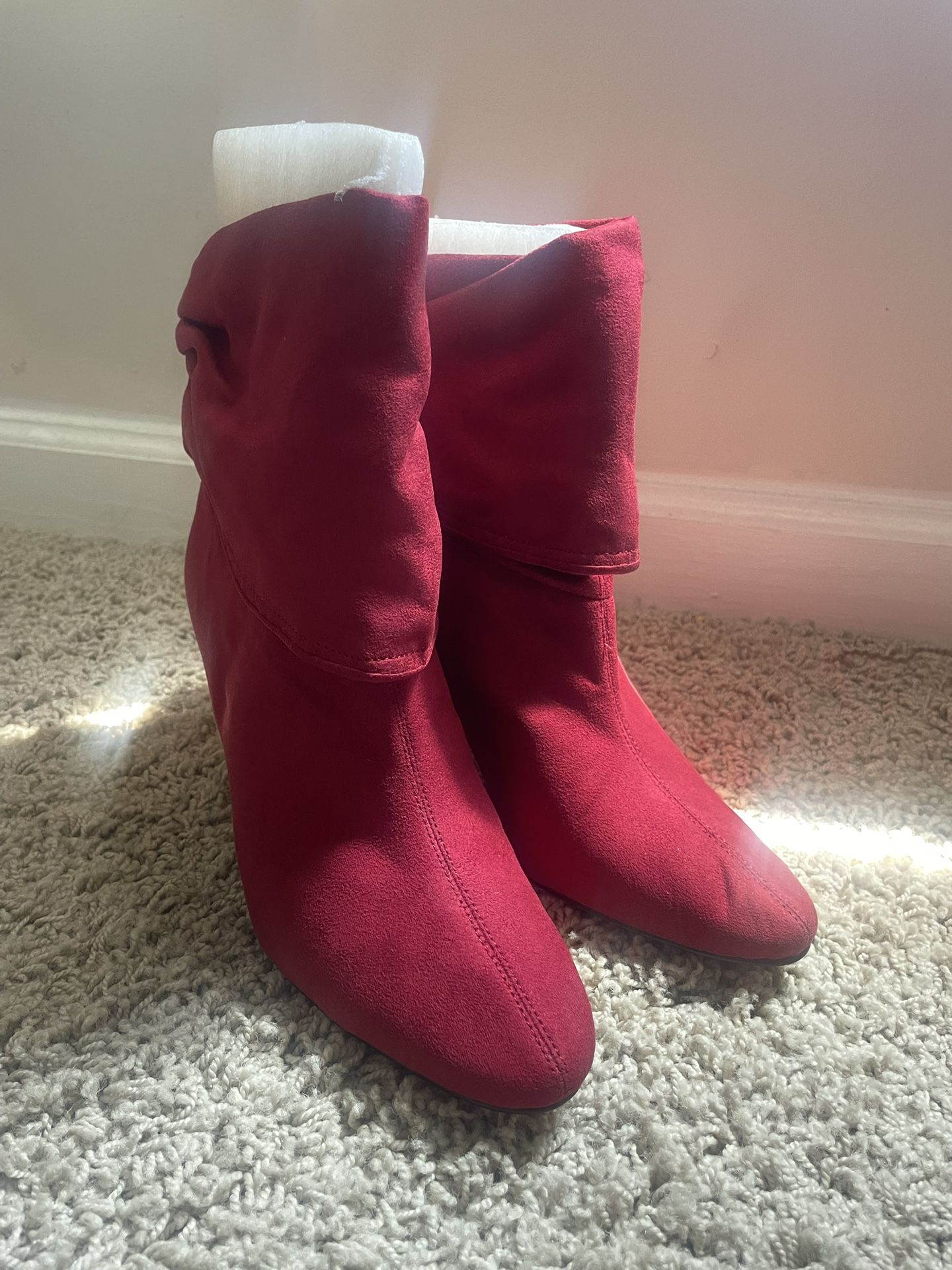 Short red boot (heel)
