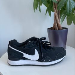 Women Size 7.5 Nike Venture Runner Wide Black White Shoes